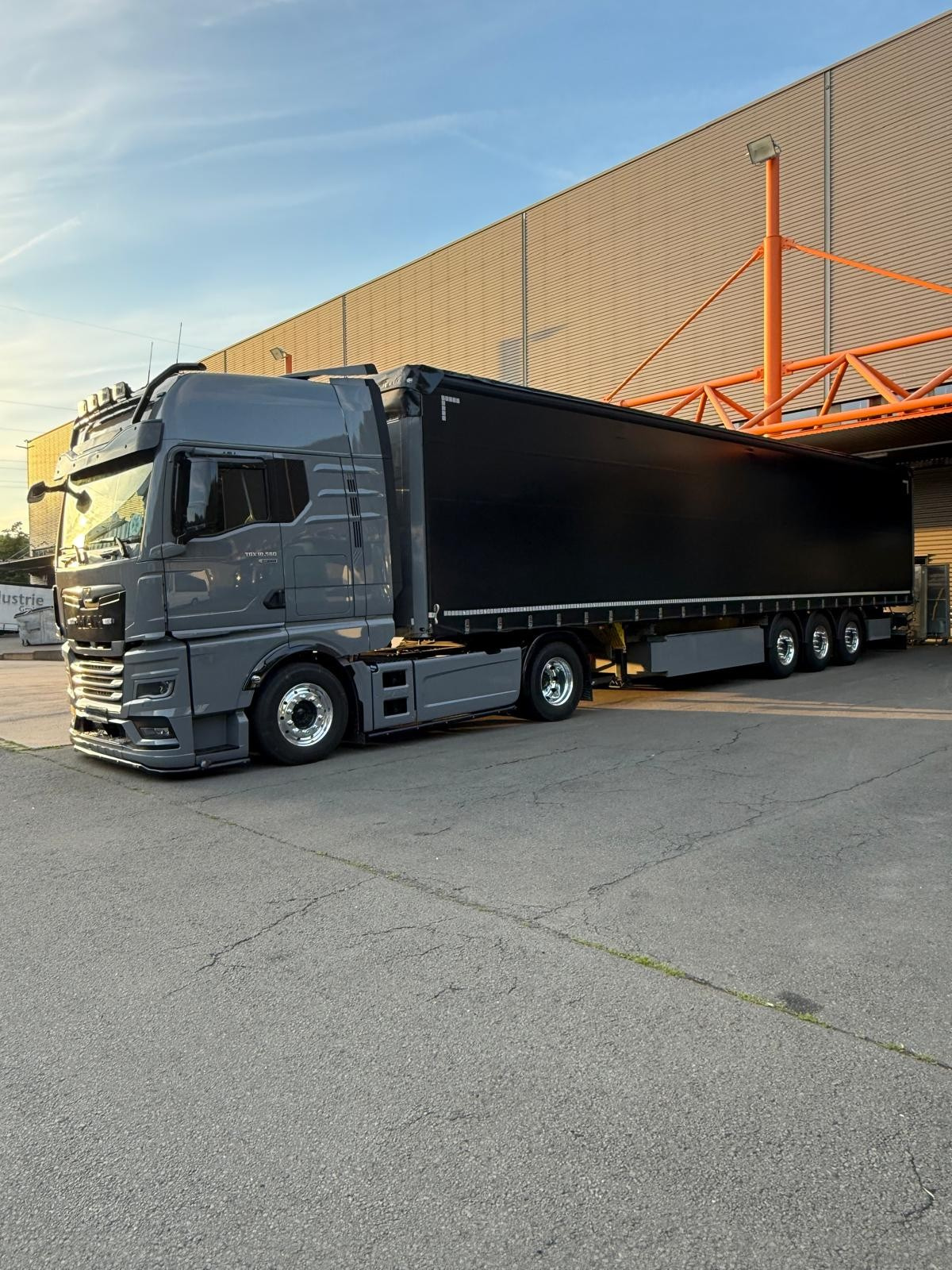 Ladung wird in einen Taurus-LKW verladen