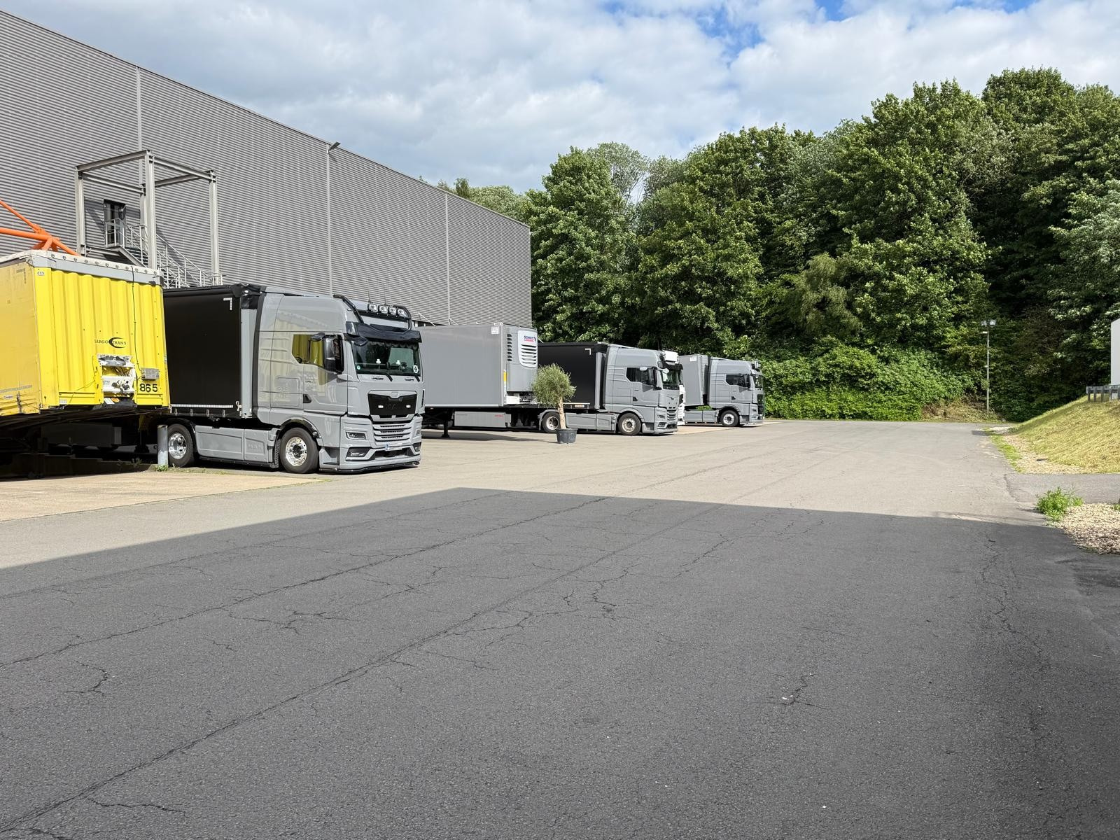 Warehouse von Taurus in Remscheid mit Verladerampen