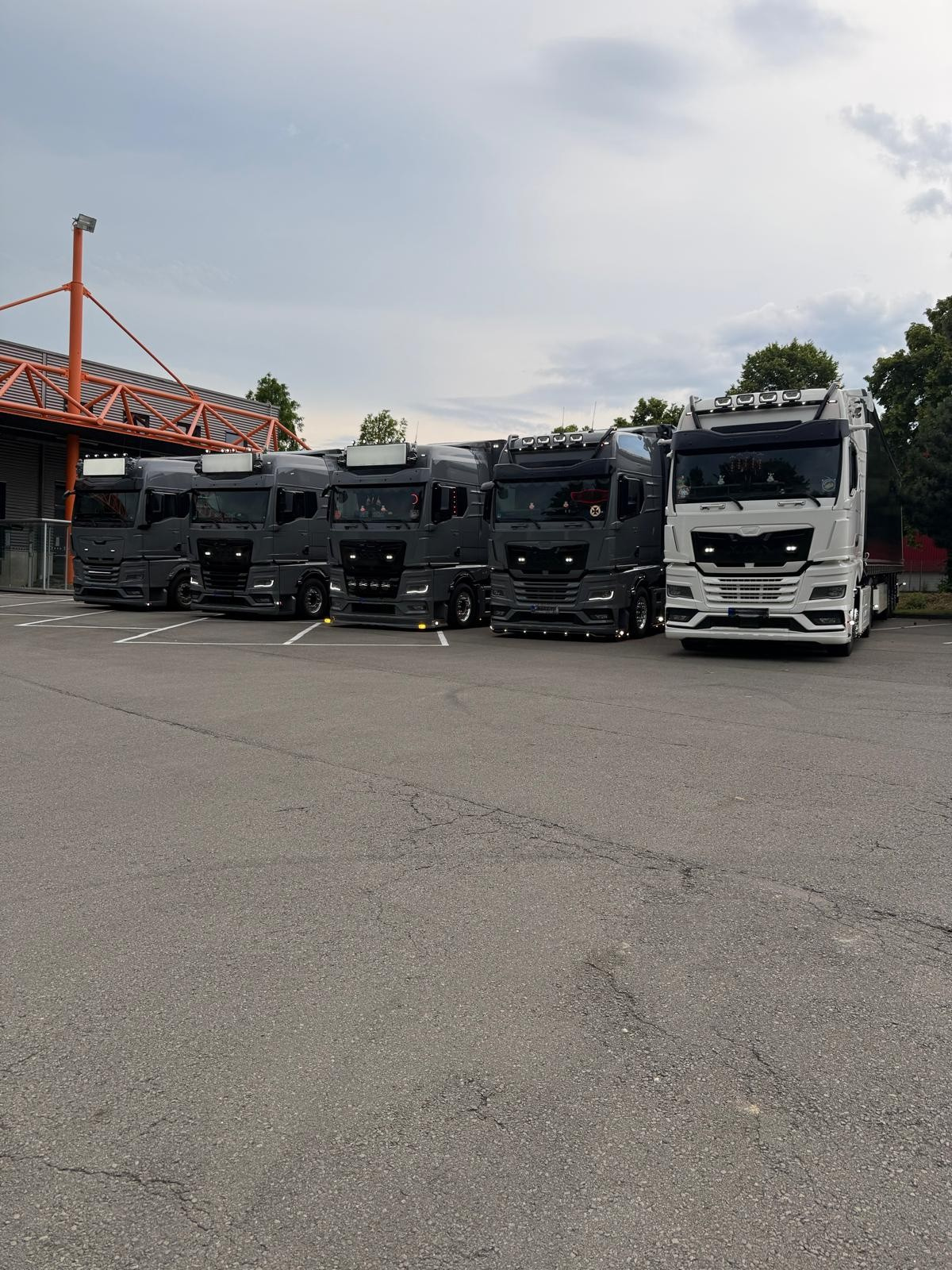 Fuhrpark von Taurus — graue Frontlenker am Standort